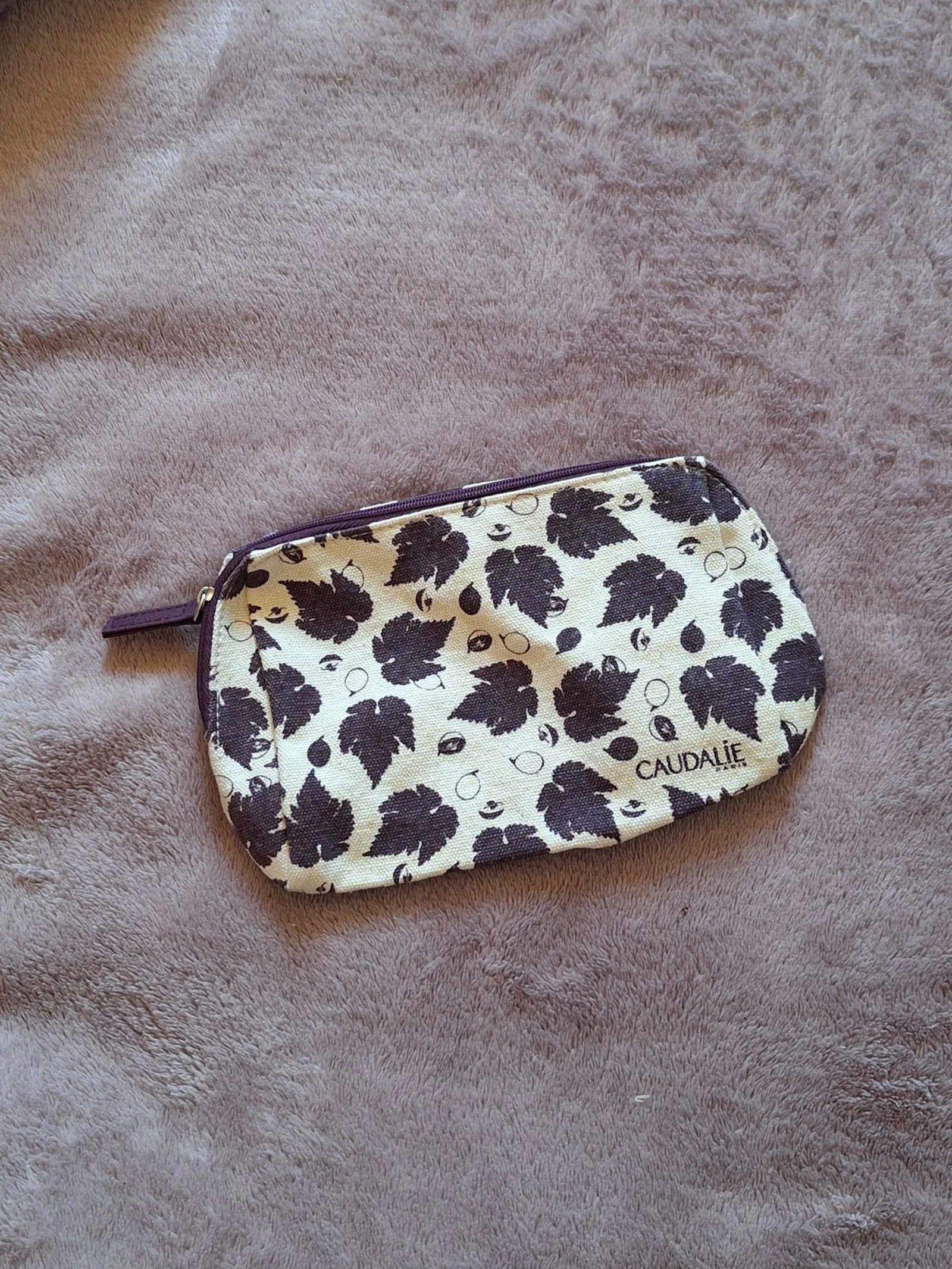 Trousse de maquillage motifs feuillage Caudalie 💜